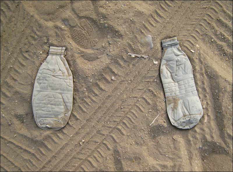 egipt, piasek, plastikowe butelki